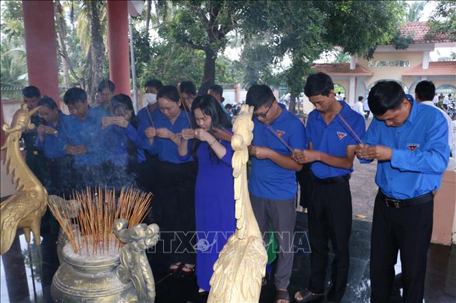 Đoàn viên thanh niên phường Vị Tân dâng hương tưởng nhớ Anh hùng liệt sĩ tại Khu căn cứ Thị ủy Vị Thanh, khu vực 10, phường Vị Tân, thành phố Cần Thơ. Ảnh: Duy Khương – TTXVN