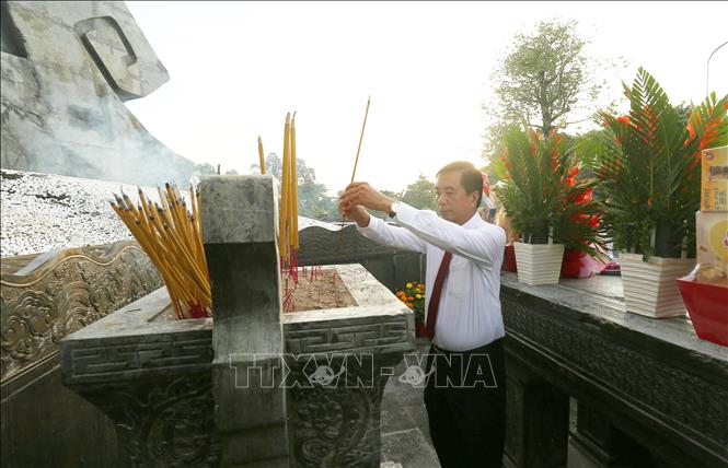 Ông Trần Thanh Liêm, Bí thư Đảng ủy, Chủ tịch HĐND phường Vị Thanh, thành phố Cần Thơ dâng hương tưởng nhớ các Anh hùng liệt sĩ tại Nghĩa trang liệt sĩ Hậu Giang. Ảnh: Duy Khương – TTXVN