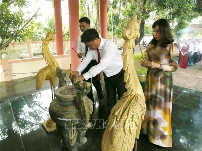 Lãnh đạo phường Vị Tân dâng hương tưởng nhớ Anh hùng liệt sĩ tại Khu căn cứ Thị ủy Vị Thanh, khu vực 10, phường Vị Tân, thành phố Cần Thơ. Ảnh: Duy Khương – TTXVN