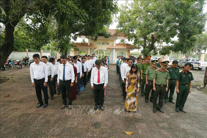 Phút mặc niệm các Anh hùng liệt sĩ tại Khu căn cứ Thị ủy Vị Thanh, khu vực 10, phường Vị Tân, thành phố Cần Thơ. Ảnh: Duy Khương – TTXVN