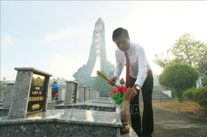 Ông Trần Thanh Liêm, Bí thư Đảng ủy, Chủ tịch HĐND phường Vị Thanh, thành phố Cần Thơ dâng hương tưởng nhớ các Anh hùng liệt sĩ tại Nghĩa trang liệt sĩ Hậu Giang. Ảnh: Duy Khương – TTXVN