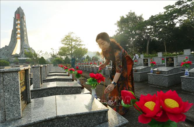 Lãnh đạo phường Vị Thanh, thành phố Cần Thơ dâng hương tưởng nhớ các Anh hùng liệt sĩ tại Nghĩa trang liệt sĩ Hậu Giang. Ảnh: Duy Khương – TTXVN
