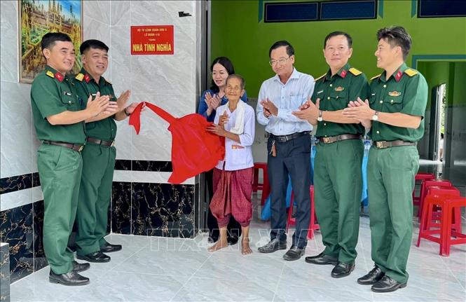 Đại diện Lữ đoàn Tăng thiết giáp 416 (Quân khu 9) và lãnh đạo xã Ô Lâm trao nhà tình nghĩa cho gia đình bà Neáng Chi. Ảnh: Thanh Sang - TTXVN