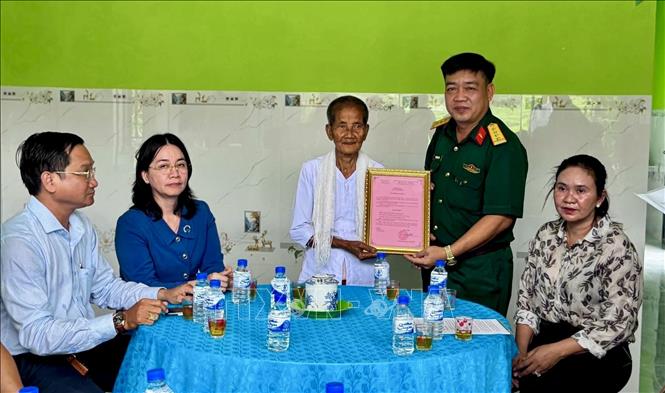 Đại diện Lữ đoàn Tăng thiết giáp 416 (Quân khu 9) trao nhà tình nghĩa cho gia đình bà Neáng Chi. Ảnh: Thanh Sang - TTXVN