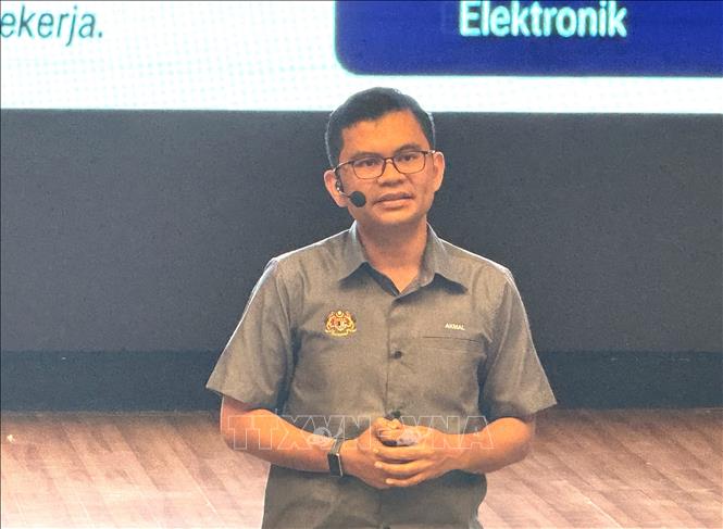 Bộ trưởng Kinh tế Malaysia Akmal Nasrullah Mohd Nasir trình bày kết quả kinh tế tại Hội nghị.
Ảnh: Viên Luyến – Phóng viên TTXVN tại Malaysia.
