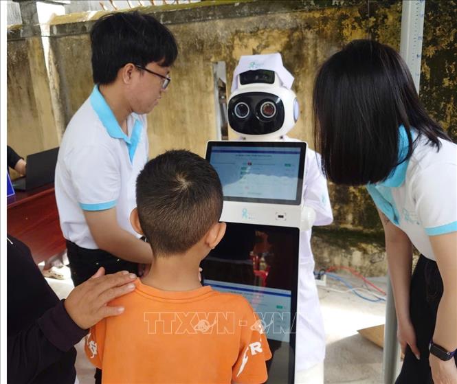 Trẻ em xã Vạn Thắng, tỉnh Khánh Hòa được trải nghiệm tư vấn dịch vụ khám sức khỏe bằng hệ thống điện tử thông minh. Ảnh: TTXVN phát