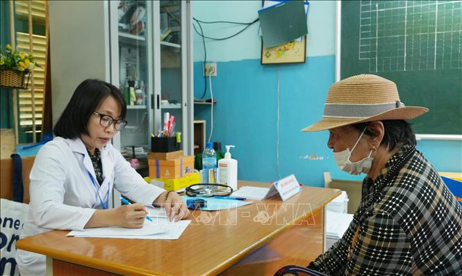 Bác sĩ khám tư vấn sức khỏe tổng quát cho người dân phường Tây Nha Trang, tỉnh Khánh Hòa. Ảnh: Phan Sáu - TTXVN