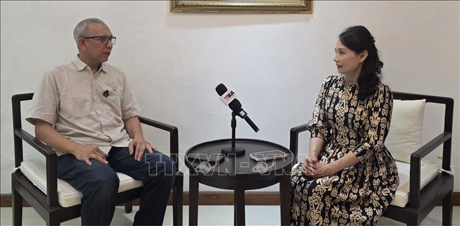 Ông Beni Sukadis, Điều phối viên cao cấp của Viện Nghiên cứu quốc phòng và chiến lược Indonesia (LESPERSSI), trả lời phỏng vấn TTXVN tại Indonesia. Ảnh: Minh Thái - Phóng viên TTXVN tại Indonesia. 