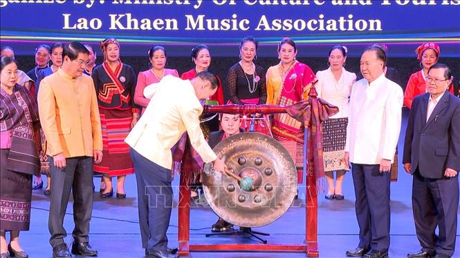 Phó Thủ tướng Chính phủ, Bộ trưởng Bộ Giáo dục và Thể thao Lào Thongsalith Mangnomek thực hiện nghi thức đánh 9 hồi cồng khai mạc Liên hoan. Ảnh: Xuân Tú - PV TTXVN tại Lào