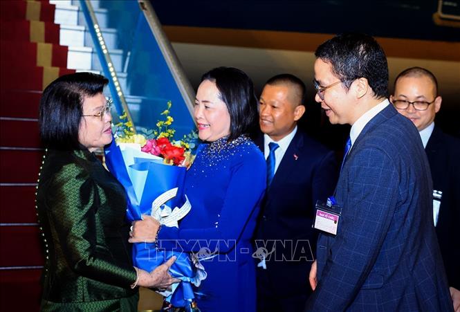 Phó Chủ tịch Quốc hội Nguyễn Thị Thanh đón Chủ tịch Quốc hội Campuchia Samdech Khuon Sudary tại sân bay quốc tế Nội Bài. Ảnh: Tuấn Anh - TTXVN