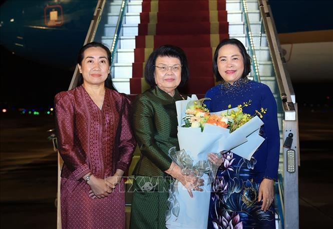 Phó Chủ tịch Quốc hội Nguyễn Thị Thanh đón Chủ tịch Quốc hội Campuchia Samdech Khuon Sudary tại sân bay quốc tế Nội Bài. Ảnh: Tuấn Anh - TTXVN