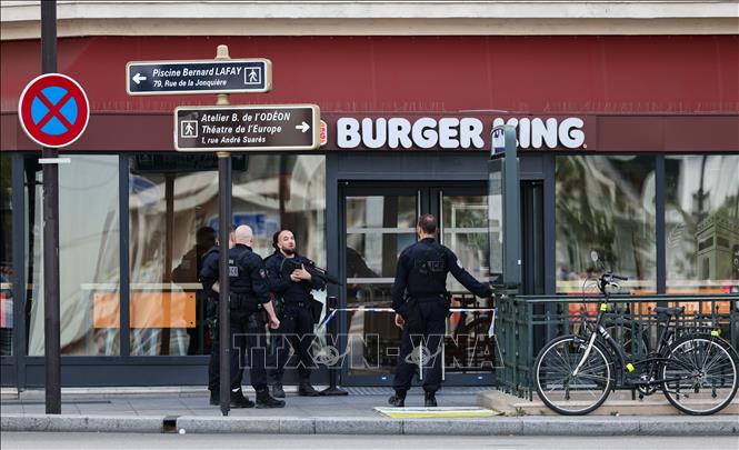 Cảnh sát được triển khai gần hiện trường vụ tấn công bằng dao ở Paris, Pháp ngày 27/7/2026. Ảnh: THX/TTXVN phát