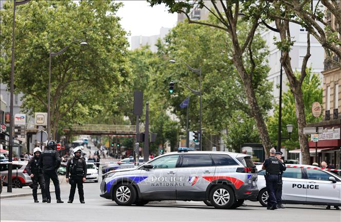 Cảnh sát được triển khai gần hiện trường vụ tấn công bằng dao ở Paris, Pháp ngày 27/7/2026. Ảnh: THX/TTXVN phát