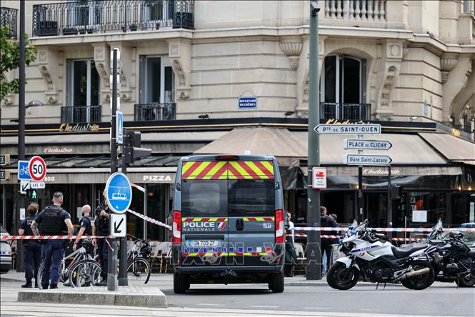 Cảnh sát được triển khai gần hiện trường vụ tấn công bằng dao ở Paris, Pháp ngày 27/7/2026. Ảnh: THX/TTXVN phát