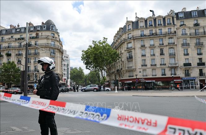 Cảnh sát phong tỏa hiện trường vụ tấn công bằng dao ở Paris, Pháp ngày 27/7/2026. Ảnh: THX/TTXVN phát