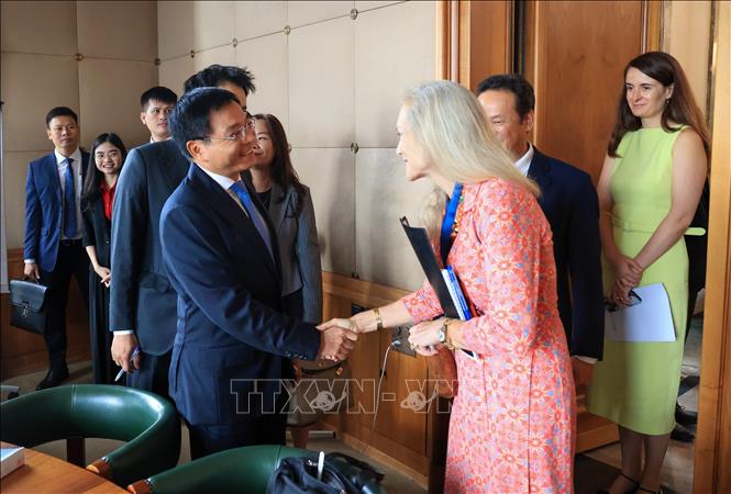 Phó Thủ tướng Chính phủ Nguyễn Văn Thắng và Phó Tổng Giám đốc Tổ chức Thương mại Thế giới (WTO) Jennifer DJ Nordquist. Ảnh: Anh Hiển - PV TTXVN tại Thụy Sĩ 