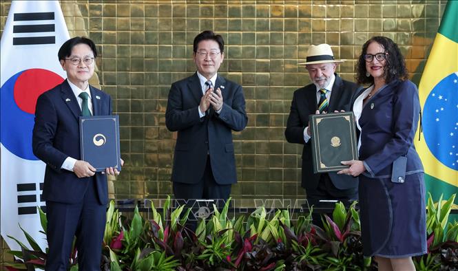Tổng thống Hàn Quốc Lee Jae-myung (phía sau, trái) và Tổng thống Brazil Luiz Inácio Lula da Silva (phía sau, phải) chứng kiến lễ ký Biên bản ghi nhớ về hợp tác công nghiệp giữa Bộ trưởng Công nghiệp Hàn Quốc Kim Jung-kwan (trái) và Bộ trưởng Khoa học, Công nghệ và Đổi mới sáng tạo Brazil Luciana Santos tại Brasilia, ngày 27/7/2026. Ảnh: YONHAP/TTXVN phát