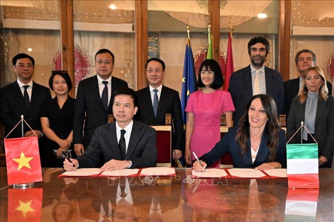 Hà Nội và Rome (Italy) ký Tuyên bố chung tăng cường hợp tác toàn diện.Ảnh: TTXVN phát