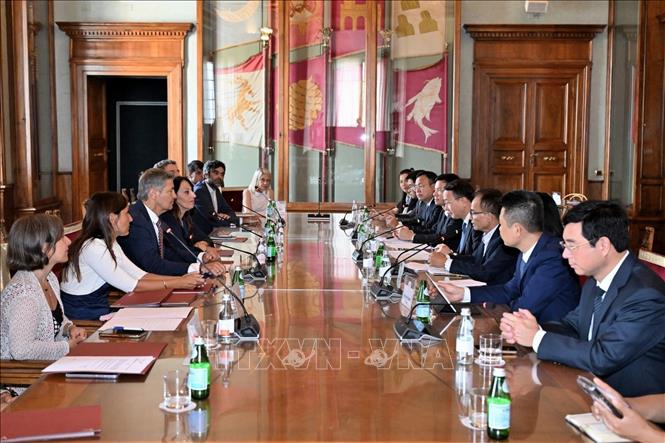 Đoàn đại biểu thành phố Hà Nội làm việc với chính quyền thành phố Rome. Ảnh: TTXVN phát