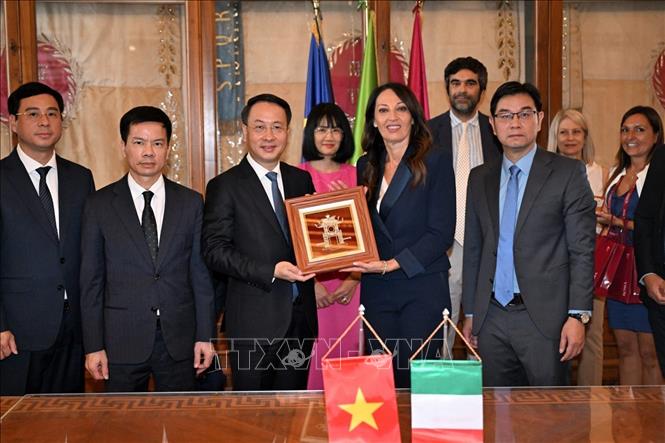 Lãnh đạo thành phố Hà Nội tặng quà lưu niệm Chủ tịch Hội đồng thành phố Rome Svetlana Celli. Ảnh: TTXVN phát