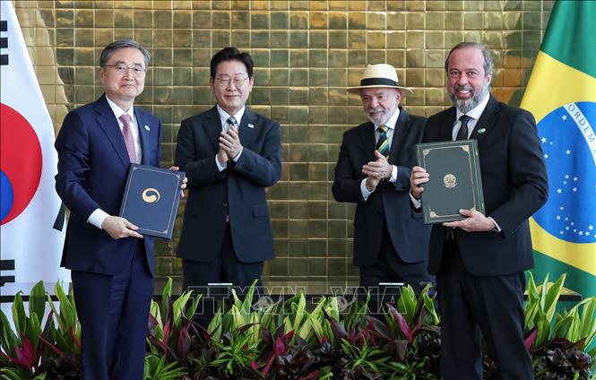 Tổng thống Hàn Quốc Lee Jae-myung (phía sau, trái) và Tổng thống Brazil Luiz Inácio Lula da Silva (phía sau, phải) chứng kiến lễ ký Biên bản ghi nhớ về hợp tác năng lượng hai nước giữa Ngoại trưởng Hàn Quốc Cho Hyun (trái) và Bộ trưởng Mỏ và Năng lượng Brazil Alexandre Silveira, tại Brasilia, ngày 27/7/2026. Ảnh: YONHAP/TTXVN phát