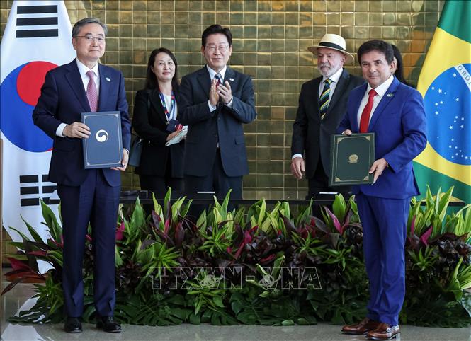 Tổng thống Hàn Quốc Lee Jae-myung (thứ 3, trái) và Tổng thống Brazil Luiz Inácio Lula da Silva (thứ 2, phải) chứng kiến lễ ký Biên bản ghi nhớ về hợp tác thể thao hai nước giữa Ngoại trưởng Hàn Quốc Cho Hyun (trái) và Bộ trưởng Thể thao Brazil Paulo Henrique Perna Cordeiro, tại Brasilia, ngày 27/7/2026. Ảnh: YONHAP/TTXVN phát