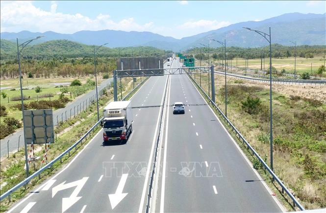 Tuyến cao tốc Vĩnh Hảo - Phan Thiết, đoạn qua khu vực phía Đông tỉnh Lâm Đồng, góp phần tăng cường kết nối liên vùng, rút ngắn thời gian vận chuyển và thúc đẩy phát triển kinh tế - xã hội. Ảnh: Nguyễn Huy Thành – TTXVN