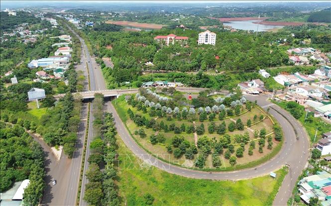 Nút giao cầu vượt Gia Nghĩa trên Quốc lộ 14 giao với đường 23 Tháng 3, khu vực phía Tây tỉnh Lâm Đồng được đầu tư đồng bộ. Ảnh: Nguyễn Huy Thành – TTXVN