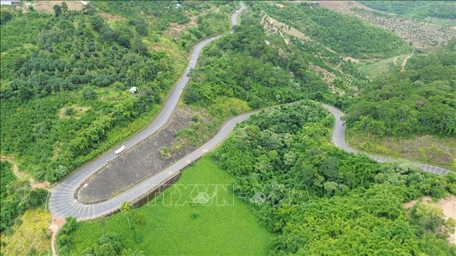 Quốc lộ 28 là tuyến giao thông huyết mạch kết nối khu vực phía Tây với phía Đông tỉnh Lâm Đồng, tạo điều kiện thuận lợi cho giao thương, phát triển kinh tế - xã hội. Ảnh: Nguyễn Huy Thành – TTXVN