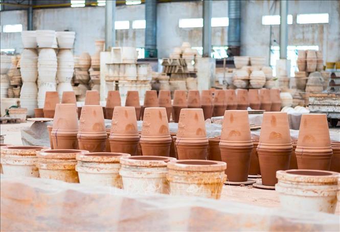 Các sản phẩm gốm truyền thống. Ảnh: Hương Giang - TTXVN