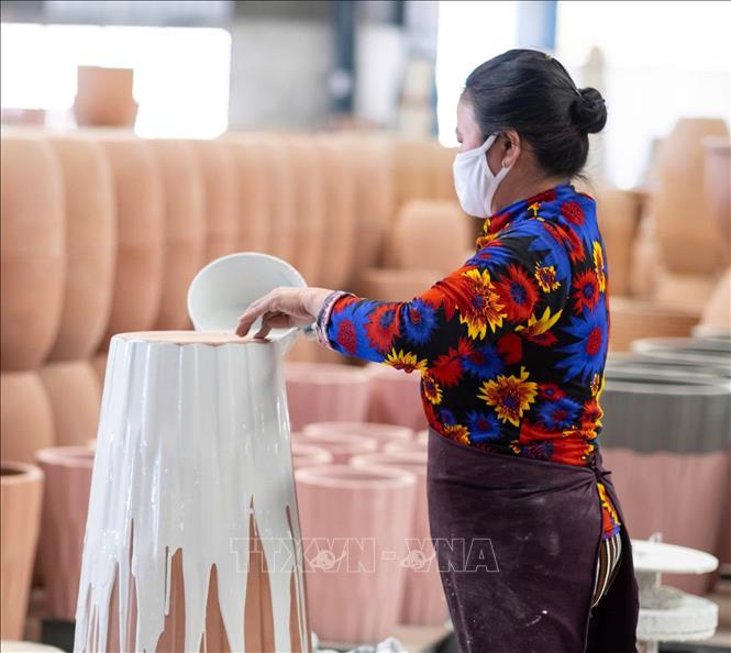 Thiếu lao động trẻ là một trong những khó khăn của các làng gốm truyền thống. Ảnh: Hương Giang - TTXVN
