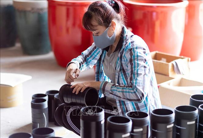 Sản xuất gốm tại một nhà máy của công ty TNHH Phước Dũ Long. Ảnh: Hương Giang - TTXVN