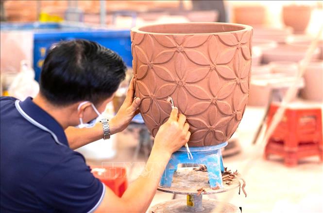Hoa văn gốm truyền thống vẫn được giữ gìn, phát triển trong nhịp sống đô thị hiện đại. Ảnh: Hương Giang - TTXVN