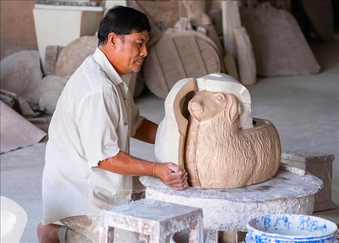 Nhiều phương pháp mới được áp dụng trong sản xuất gốm sứ truyền thống tại các doanh nghiệp sản xuất gốm tại làng nghề gốm Bình Dương. Ảnh: Hương Giang - TTXVN