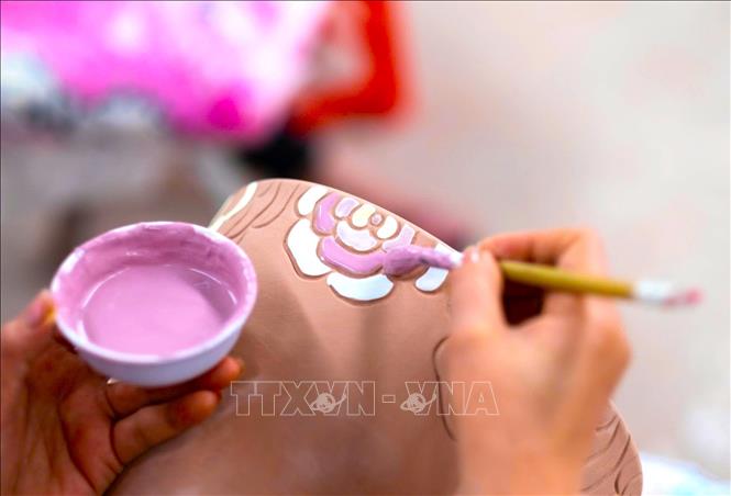 Nhiều doanh nghiệp, cơ sở sản xuất làm mới sản phẩm gốm truyền thống để đến gần hơn với người tiêu dùng. Ảnh: Hương Giang - TTXVN