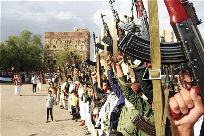 (Tư liệu) Các tay súng Houthi tại Sanaa, Yemen. Ảnh: THX/TTXVN phát
