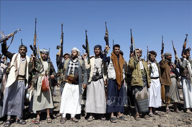 (Tư liệu) Các tay súng Houthi tại Sanaa, Yemen. Ảnh: THX/TTXVN phát