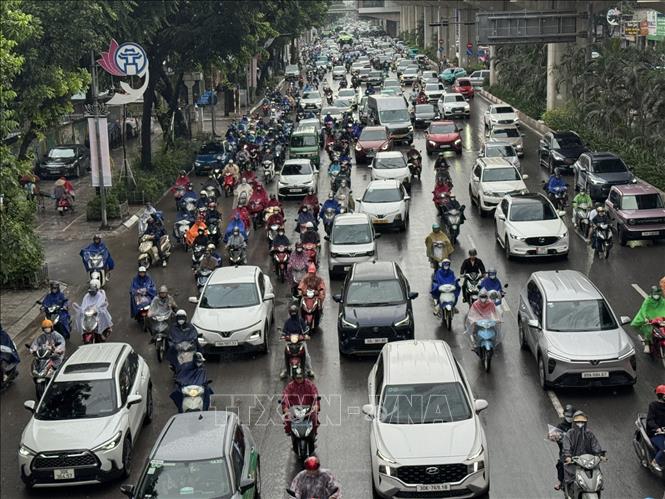 Dòng phương tiện ken đặc trên tuyến đường Nguyễn Trãi (Hà Nội) trong giờ cao điểm sau cơn mưa lớn. Ảnh: Quốc Lũy - TTXVN