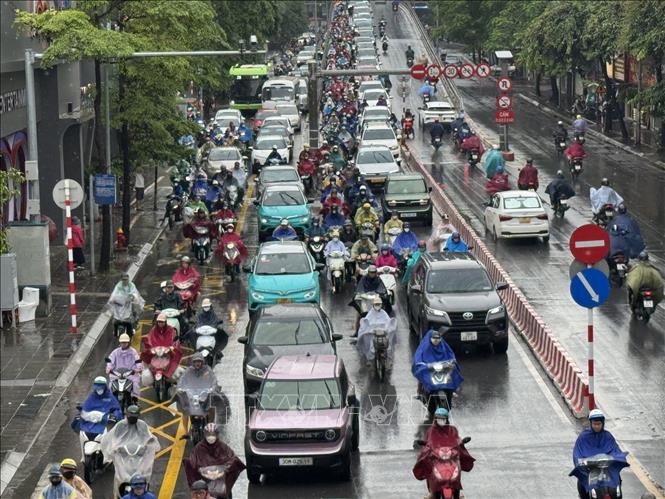 Ùn tắc kéo dài trên cầu vượt chữ C tại phố Phạm Ngọc Thạch. Ảnh: Quốc Lũy - TTXVN