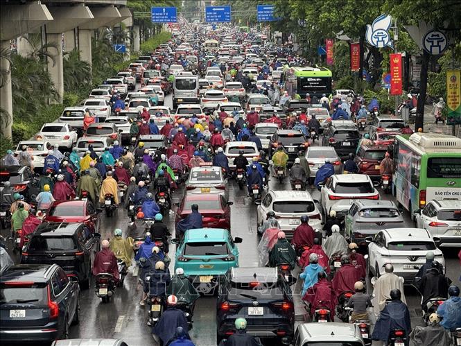 Dòng phương tiện ken đặc trên tuyến đường Nguyễn Trãi (Hà Nội) trong giờ cao điểm sau cơn mưa lớn. Ảnh: Quốc Lũy - TTXVN