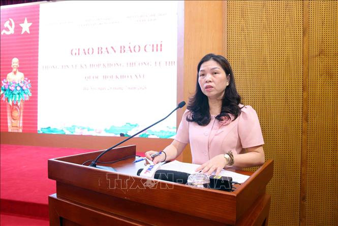 Vụ trưởng Vụ Thông tin và Thư viện của Quốc hội Hoàng Thị Lan Nhung thông tin về Kỳ họp không thường lệ thứ nhất, Quốc hội khóa XVI. Ảnh: Phạm Kiên - TTXVN