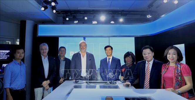 Đoàn công tác của Đài Tiếng nói Việt Nam (VOV) tham quan trường quay của kênh truyền hình France 24 thuộc Tập đoàn Truyền thông Quốc gia Pháp. Ảnh: TTXVN phát