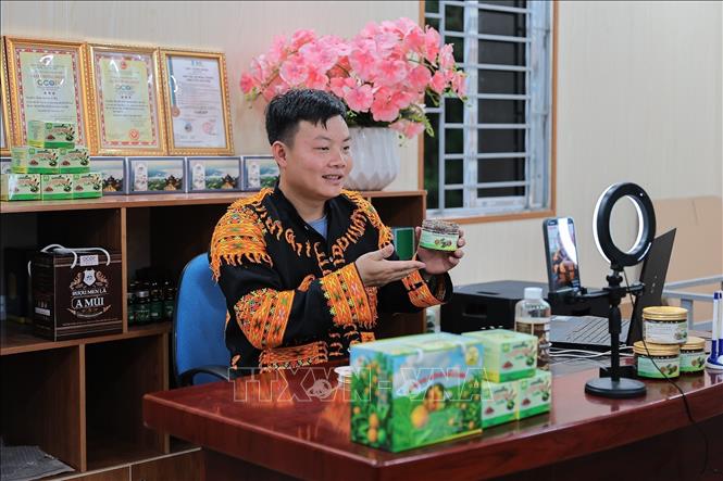 Anh Hoàng Phúc Thắng livestream giới thiệu sản phẩm “Ô mai chanh rừng Mẫu Sơn” đạt OCOP 3 sao của HTX trên mạng xã hội, góp phần quảng bá sản phẩm và mở rộng thị trường tiêu thụ. Ảnh: Lê Đông - TTXVN