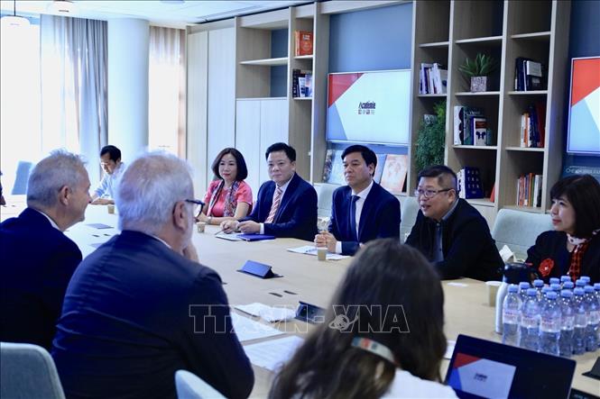 Đoàn công tác của Đài Tiếng nói Việt Nam (VOV) làm việc với lãnh đạo Tập đoàn Truyền thông Quốc gia Pháp. Ảnh: TTXVN phát