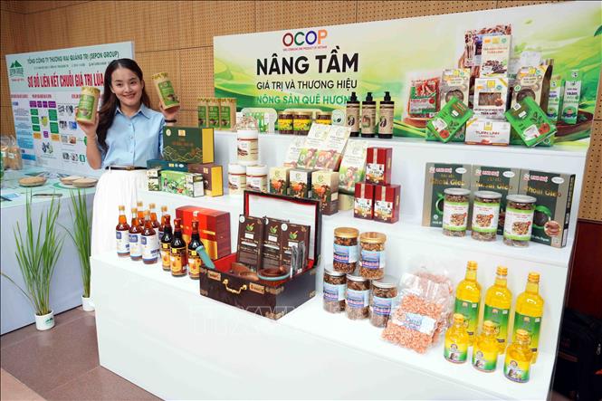 Các sản phẩm nông nghiệp xanh trưng bày triển lãm tại Hội nghị. Ảnh: Tá Chuyên - TTXVN