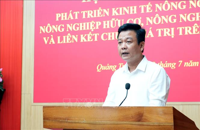 Giám đốc Sở Nông nghiệp và Môi trường Quảng Trị Trần Quốc Tuấn báo các kết quả về phát triển kinh tế nông nghiệp xanh, nông nghiệp hữu cơ, nông nghiệp tuần hoàn và liên kết chuỗi giá trị trên địa bàn tỉnh. Ảnh: Tá Chuyên - TTXVN