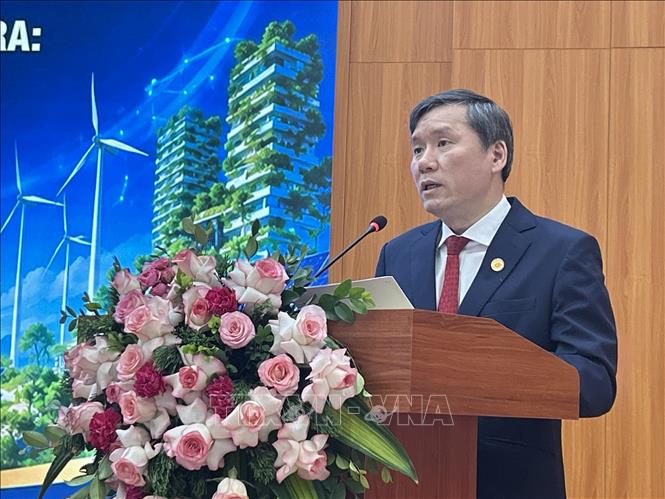 GS.TS Lê Văn Lợi, Ủy viên Trung ương Đảng, Chủ tịch Viện Hàn lâm Khoa học xã hội Việt Nam, Phó Trưởng ban Chính sách, chiến lược Trung ương báo cáo đề dẫn Hội thảo. Ảnh: Thanh Hương - TTXVN