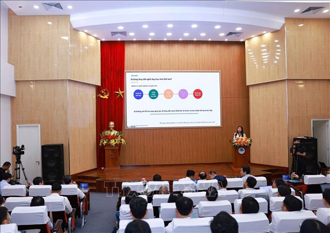 Hội thảo là diễn đàn để các nhà quản lý, chuyên gia và cơ sở đào tạo giáo viên trao đổi, tham vấn định hướng hoàn thiện chính sách đào tạo giáo viên gắn với trí tuệ nhân tạo trong thời gian tới. Ảnh: Thanh Tùng - TTXVN