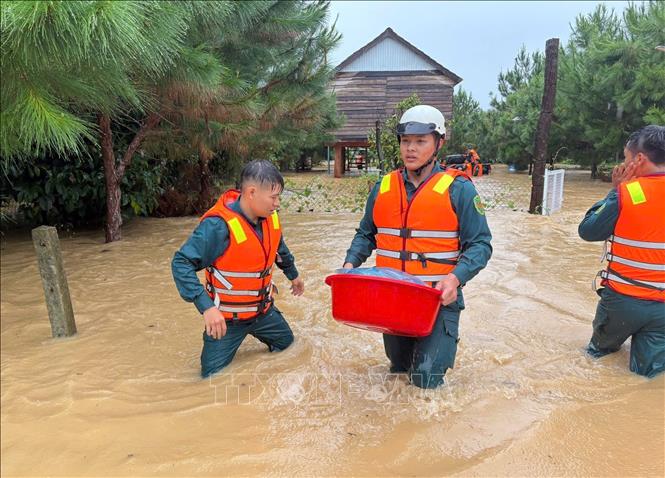 Hỗ trợ người dân di dời tài sản khỏi khu vực ngập sâu tại phường 3 Bảo Lộc (Lâm Đồng). Ảnh: TTXVN phát