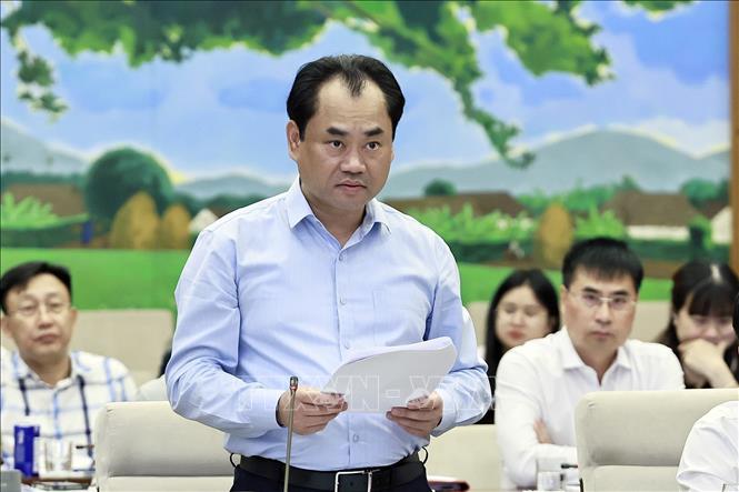 Bộ trưởng Bộ Nông nghiệp và Môi trường Trịnh Việt Hùng thuyết trình về nội dung cơ bản của dự thảo. Ảnh: Doãn Tấn – TTXVN